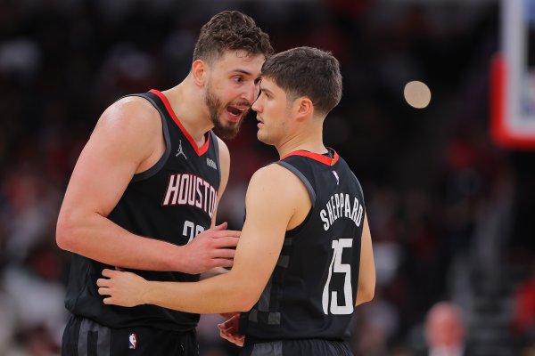 股票配资查询 最老一人24岁！火箭本场首发阵容 NBA历史季后赛第2年轻
